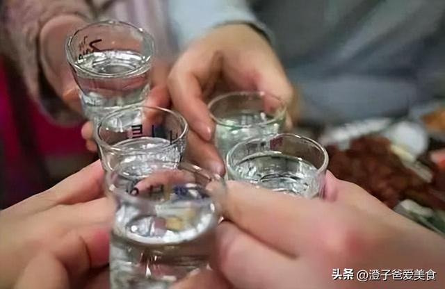 聚会发朋友圈的句子简短幽默，聚会发朋友圈的句子简短精辟？