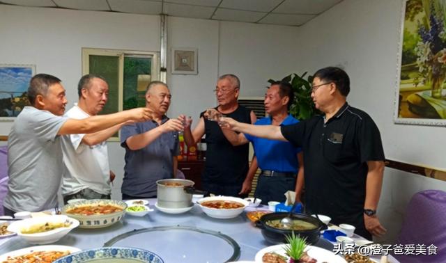 聚会发朋友圈的句子简短幽默，聚会发朋友圈的句子简短精辟？