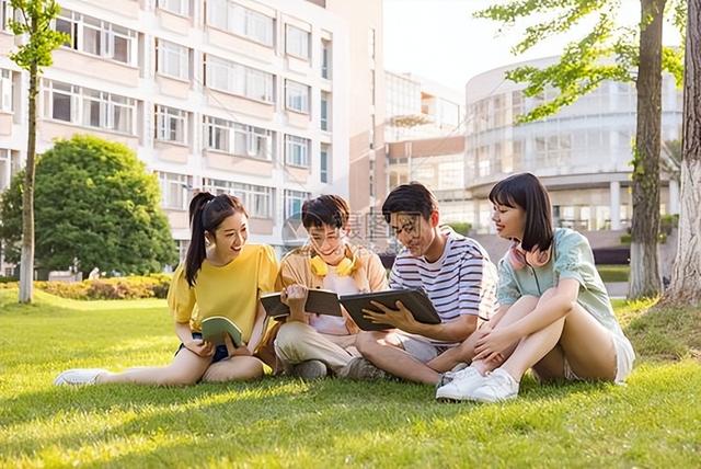 漂亮女大学生秘密兼职，女大学生秘密兼职直播视频？