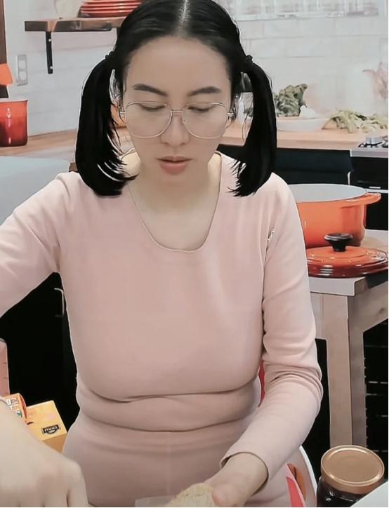 穿秋衣直播、当面脱衣，这5位女星真不拿网友当外人，这合适吗？
