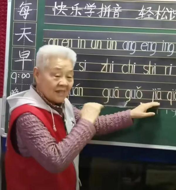3岁奶奶开直播免费教拼音，72岁老人来学"