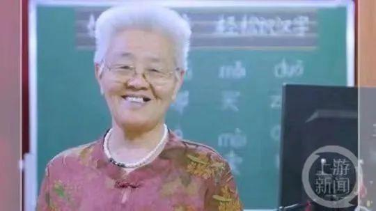 3岁奶奶开直播免费教拼音，72岁老人来学"